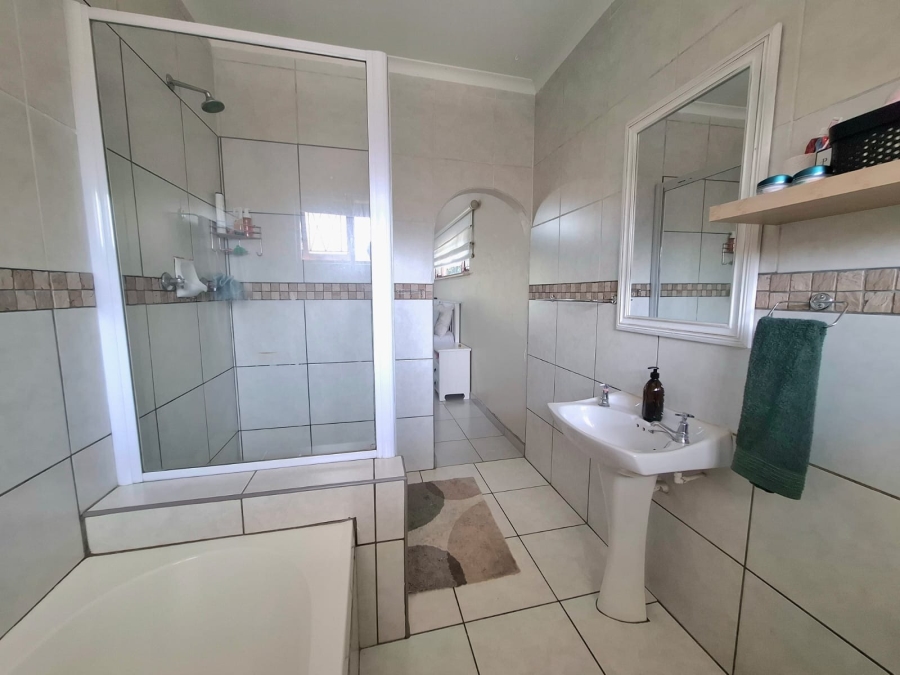5 Bedroom Property for Sale in Beacon Bay Eastern Cape